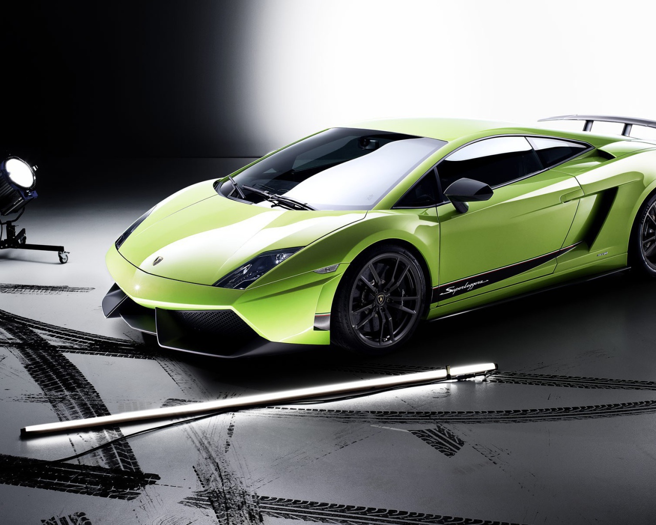 Зеленый Lamborghini Gallardo Superleggera  в павильоне