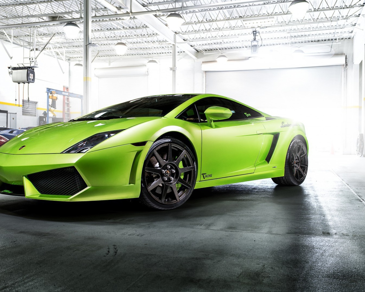 Зеленый Lamborghini Reventon в гараже