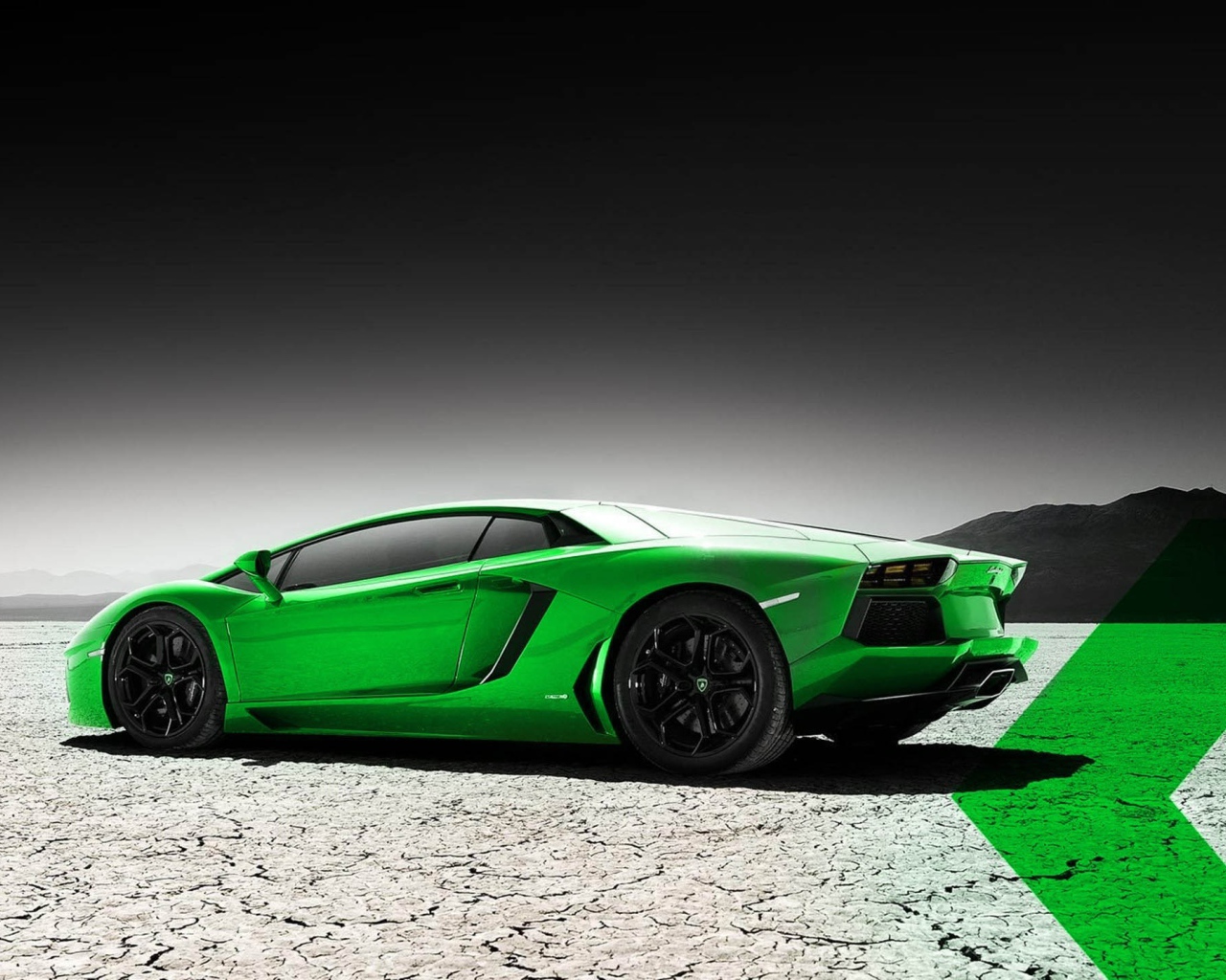 Зеленый Lamborghini на серой земле