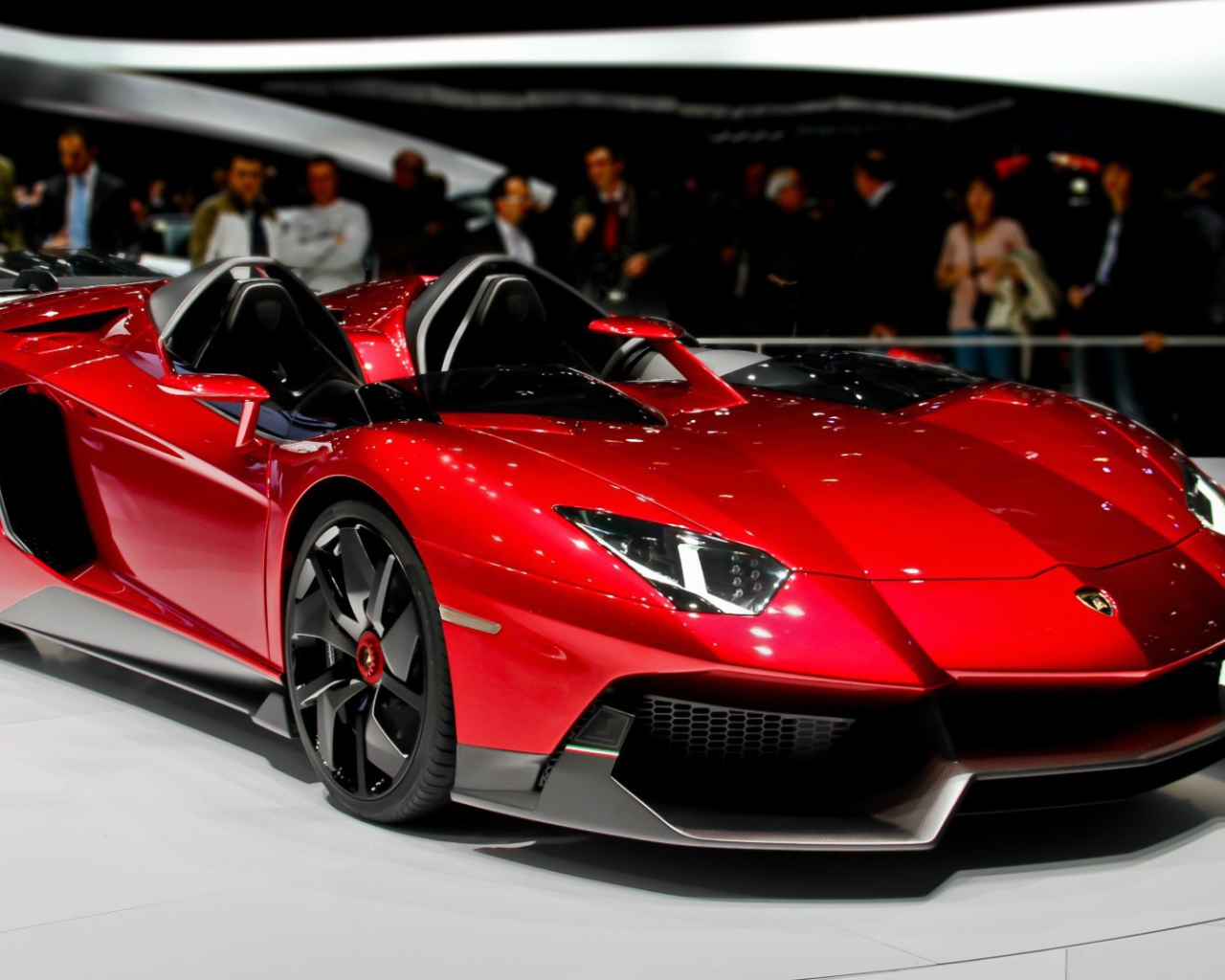 Lamborghini Aventador J на автосалоне