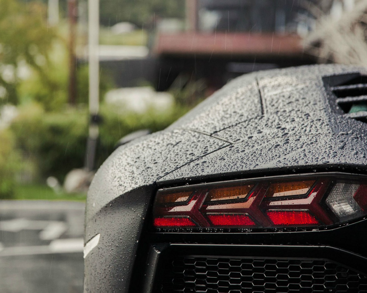 Автомобиль Lamborghini Aventador под дождем