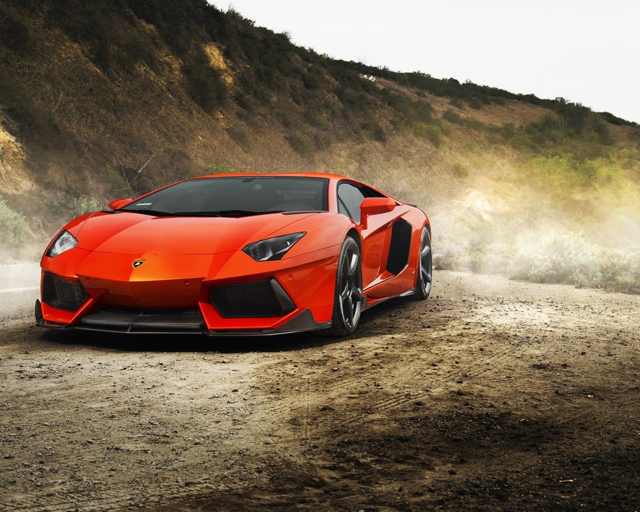 Ламборгини Авентадор на обочине горной дороги