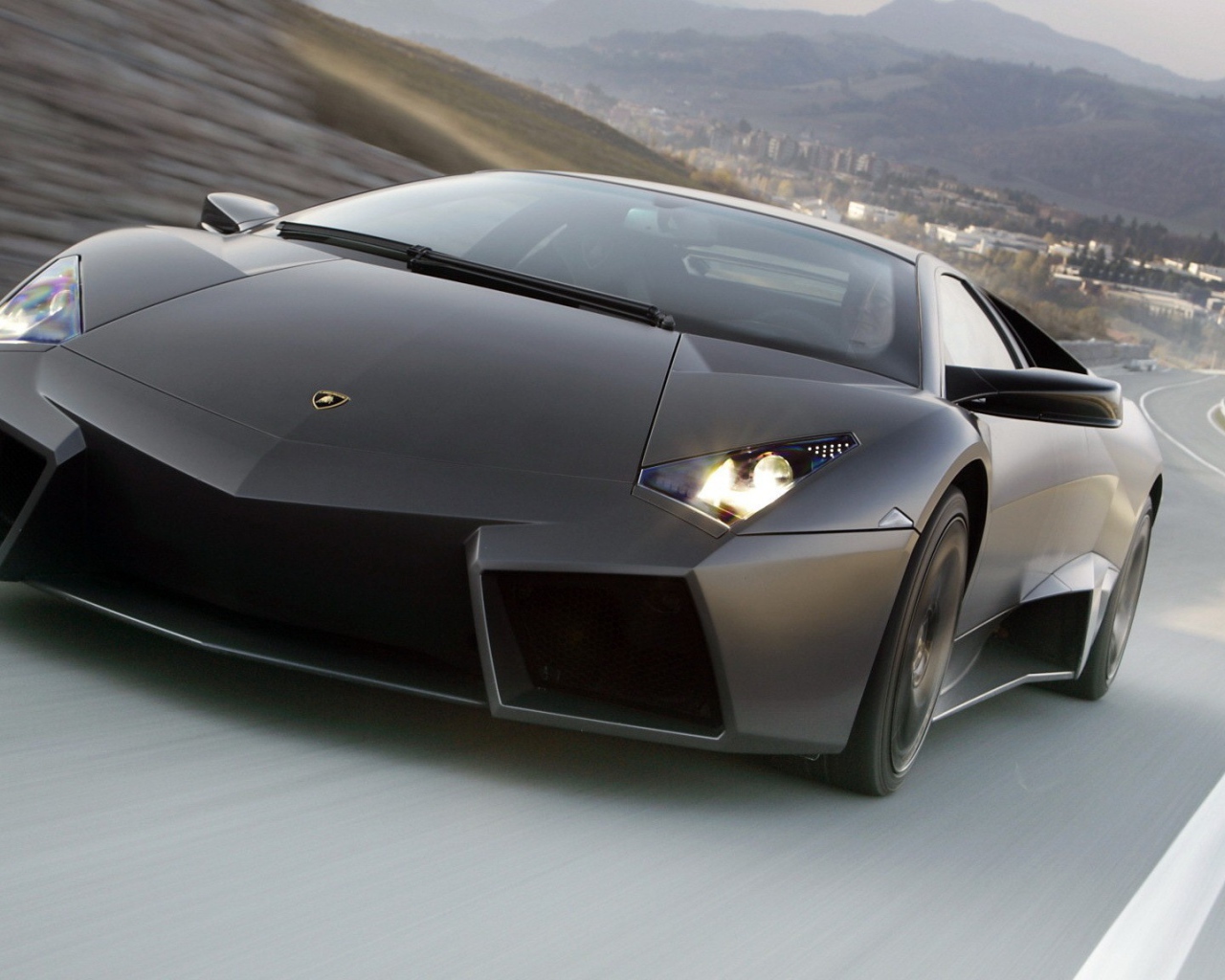 Lamborghini Reventon на загородном шоссе