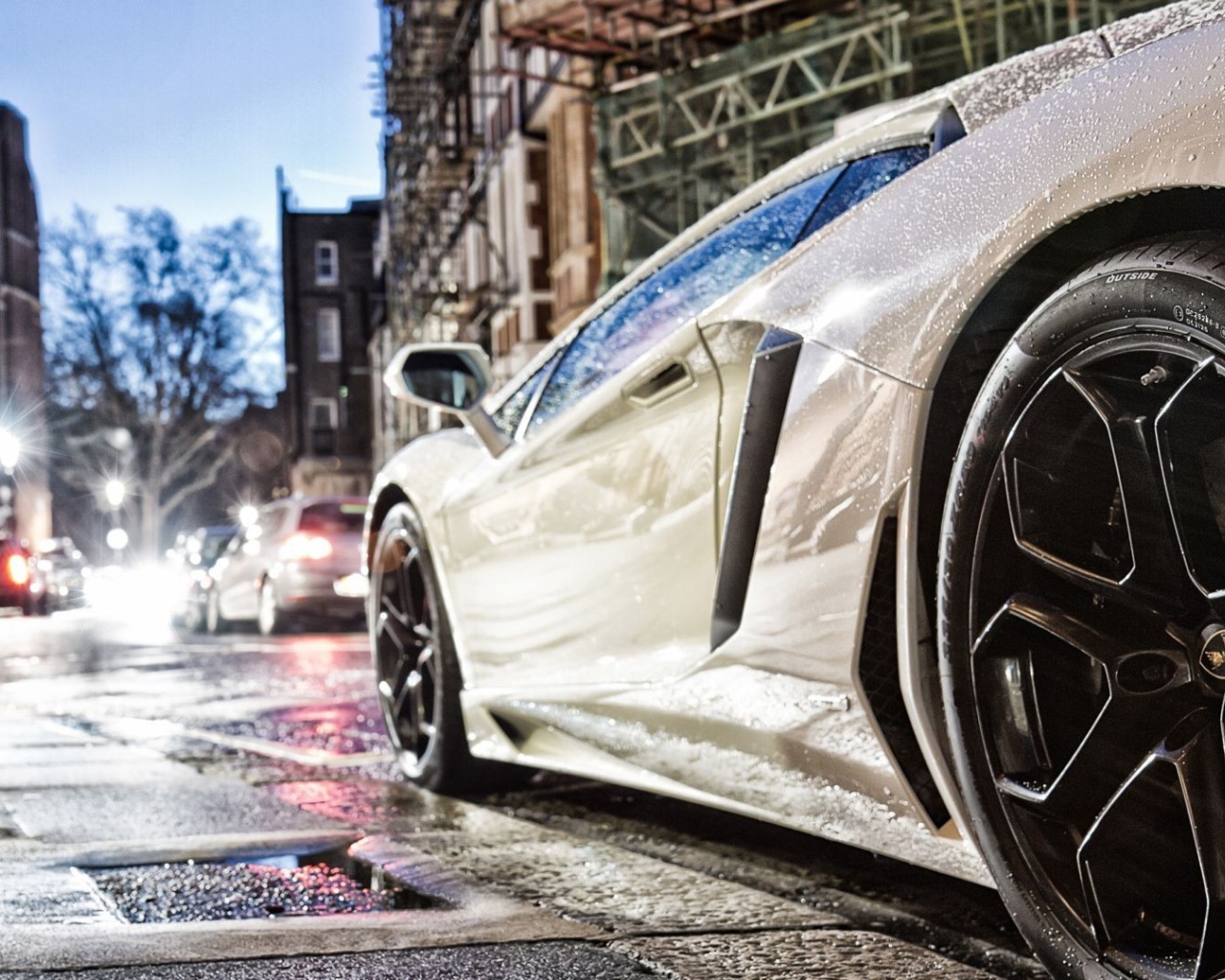 Ламборгини под дождем на городской улице