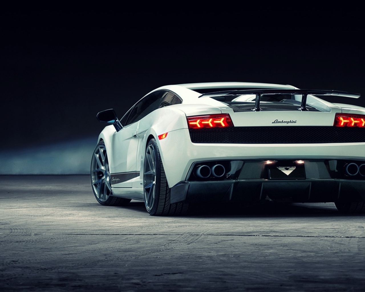 Задние огни белого Lamborghini Reventon