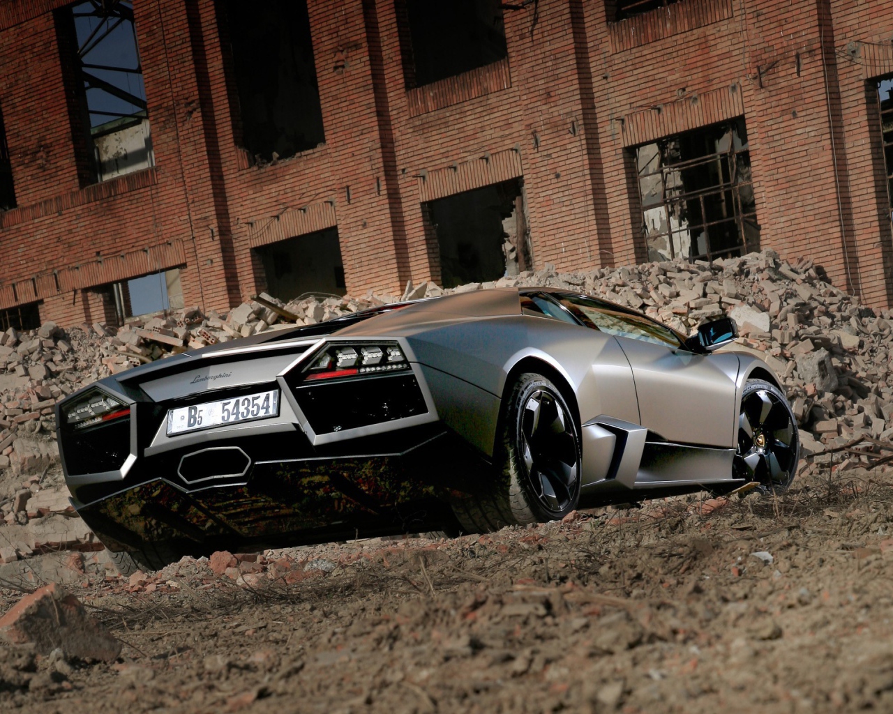 Вид сзади на Lamborghini Reventon