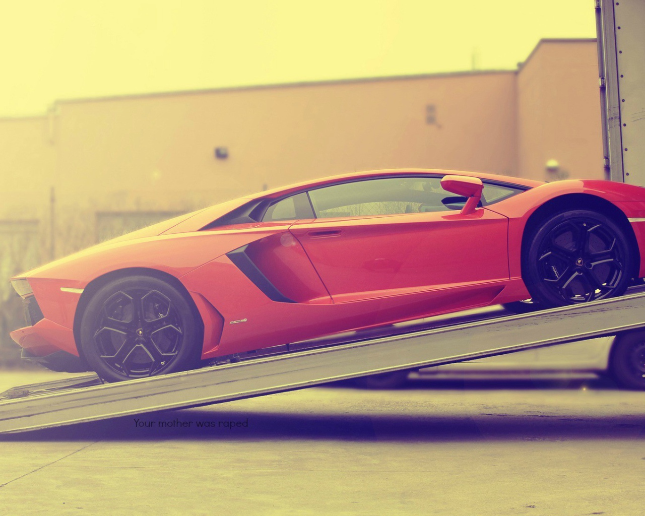 Красный Lamborghini Aventador загружается в грузовик