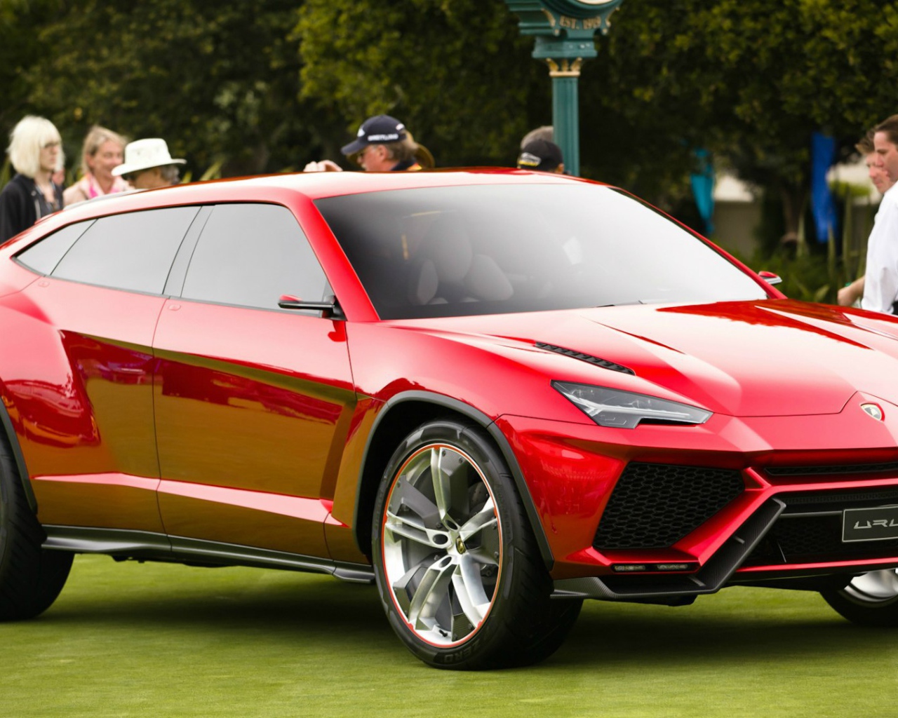 Красный Lamborghini Urus