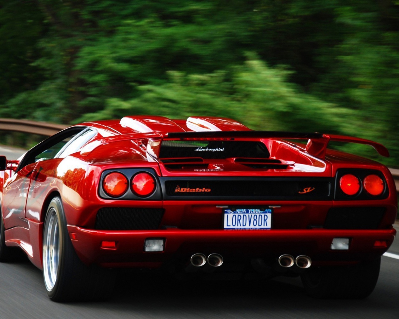 Красный Ламборигини Diablo на дороге