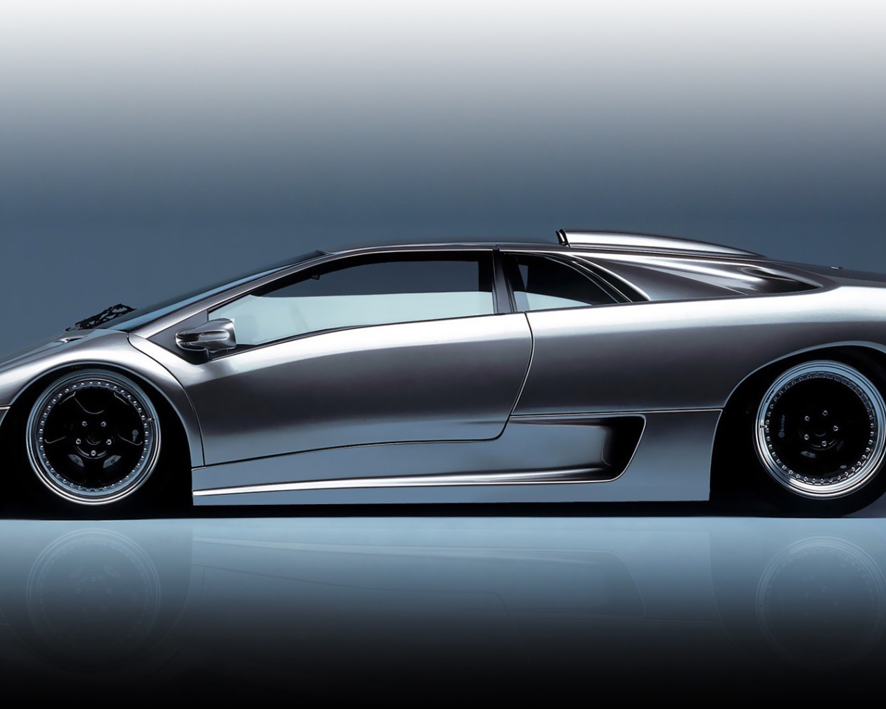 Стильный серебристый Ламборгини Diablo