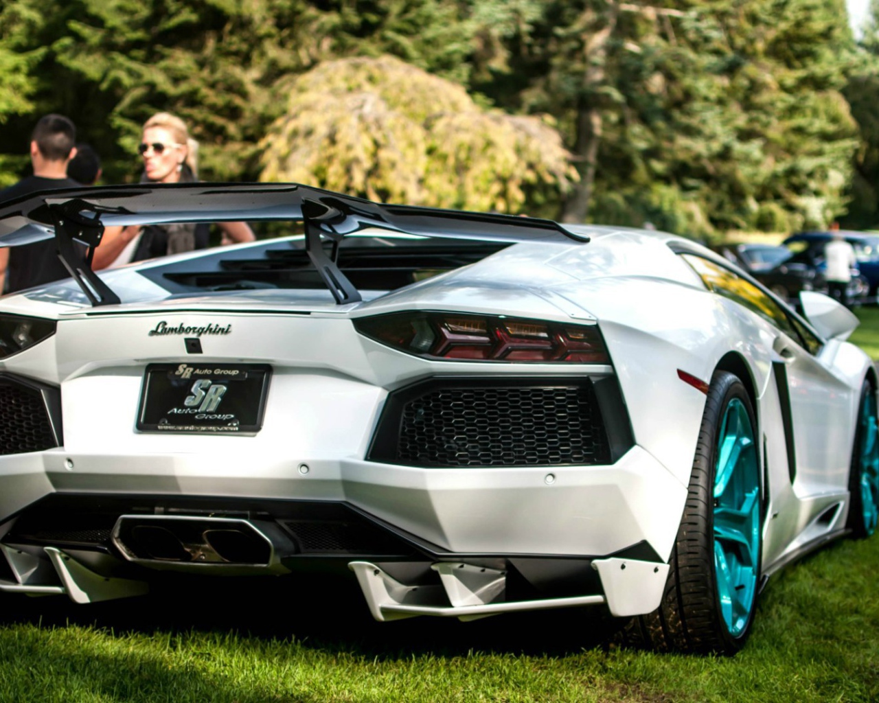 Белый Lamborghini Aventador LB-R на газоне