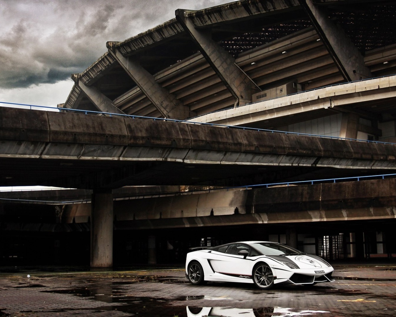 Белый Ламборгини у стадиона