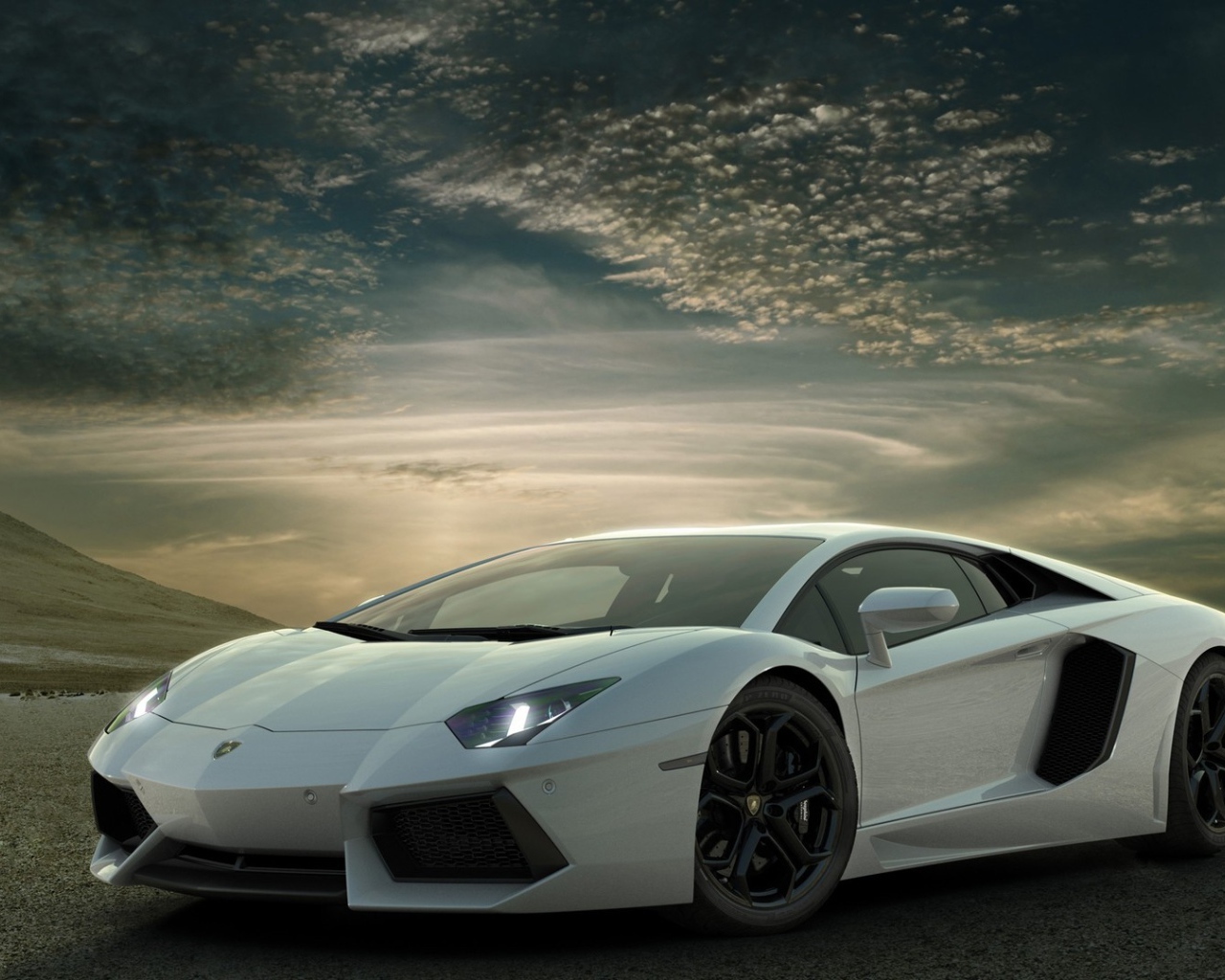 Белый Ламборгини в пустыне на фоне неба