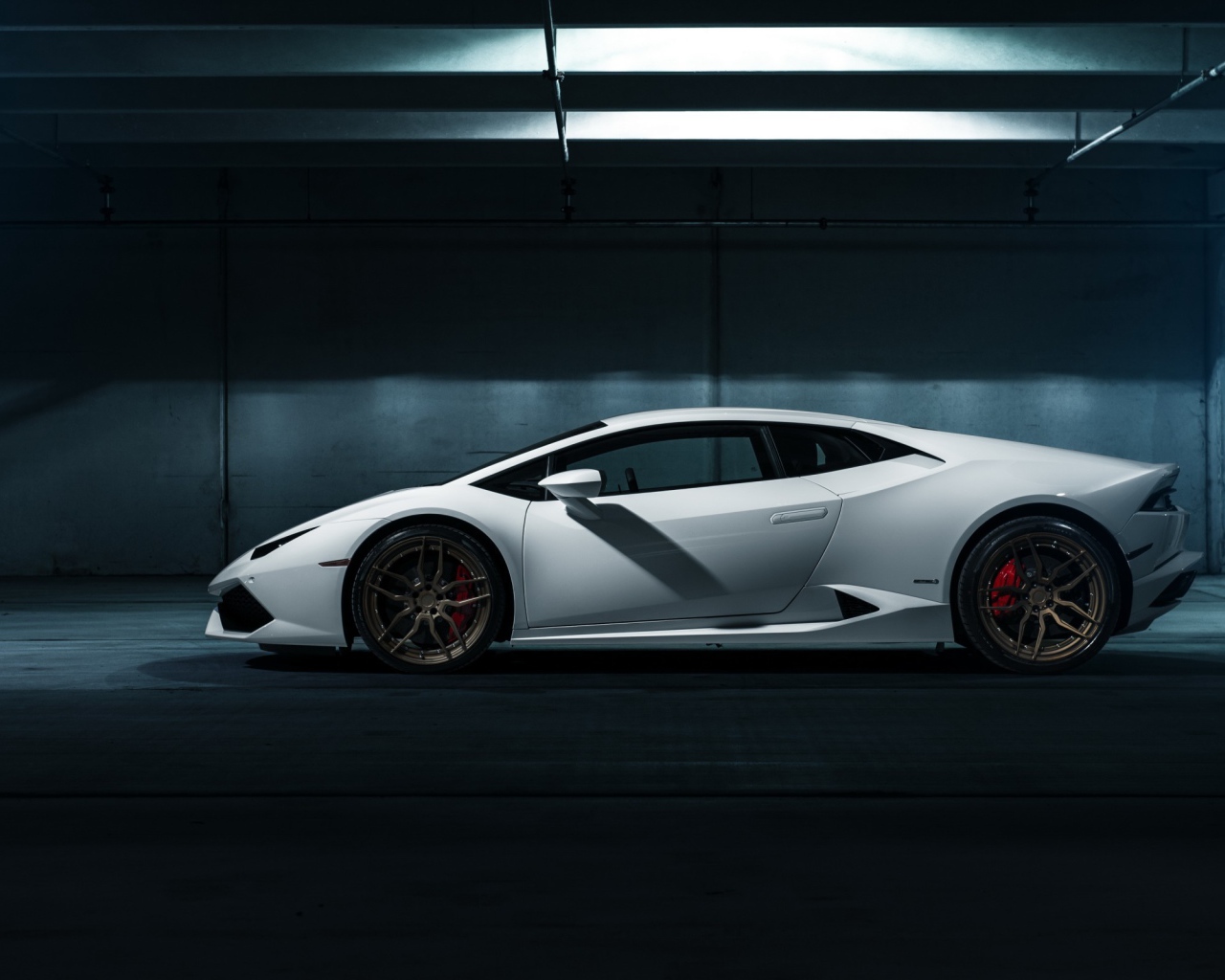 Белый Ламборгини в гараже