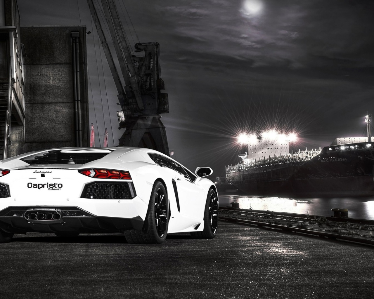 Белый Ламборгини на фоне корабля в порту