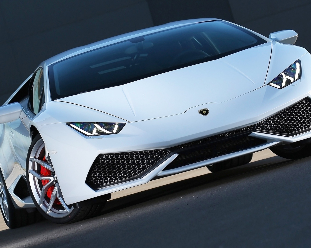 Белый автомобиль Lamborghini Huracan
