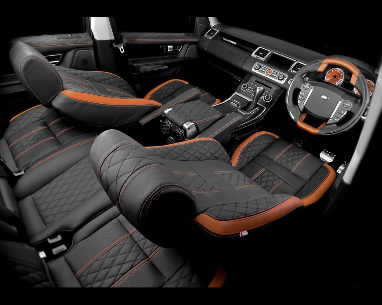 Салон автомобиля Land Rover