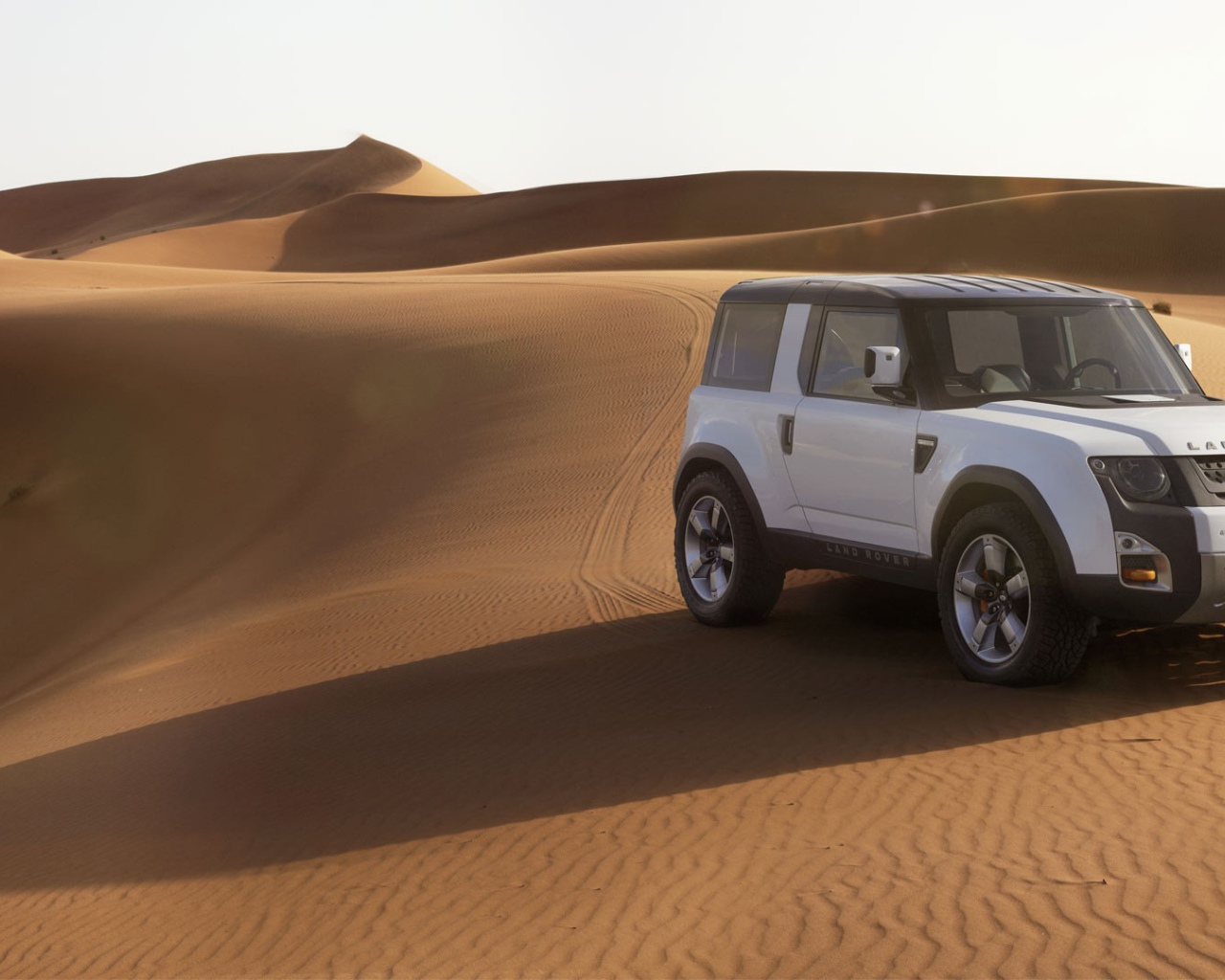 Белый Land Rover в пустыне