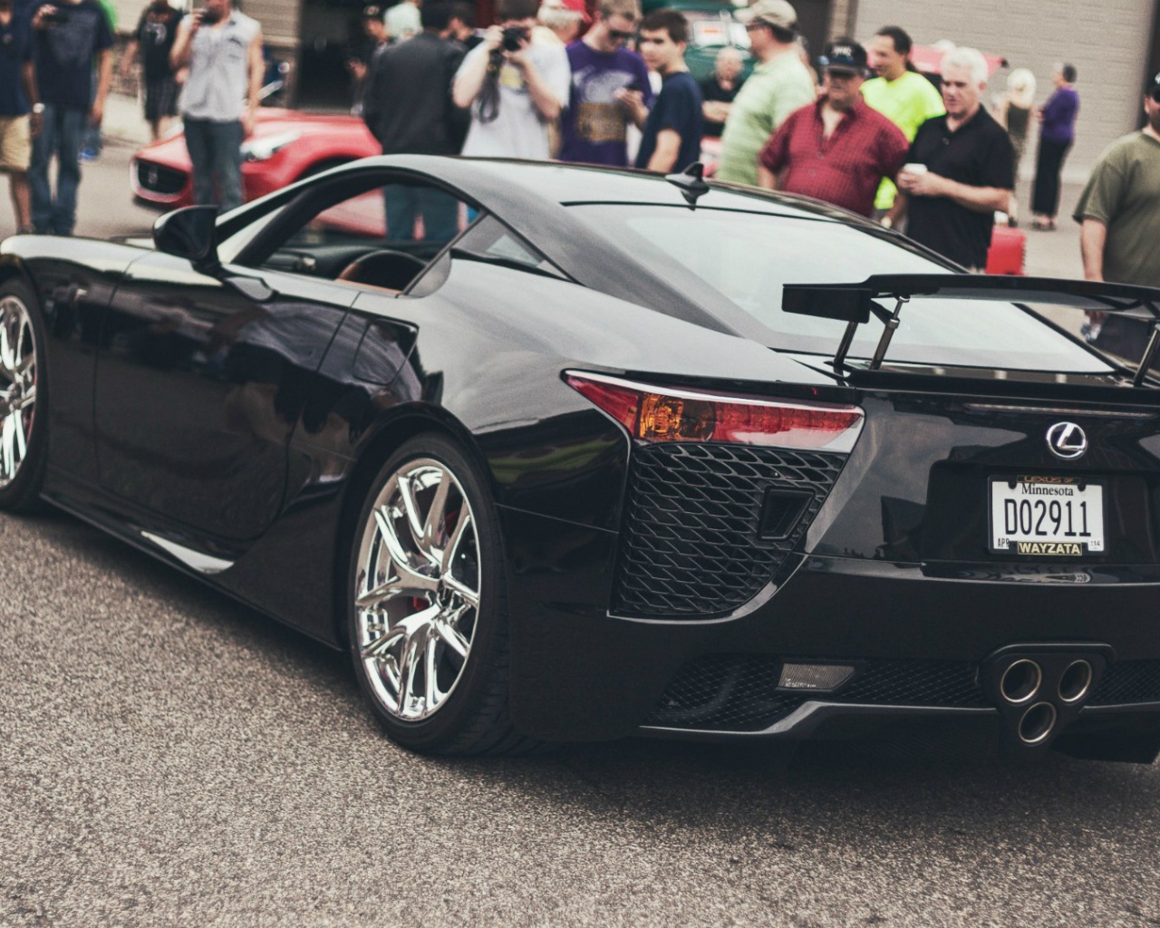 Черный автомобиль Lexus LFA
