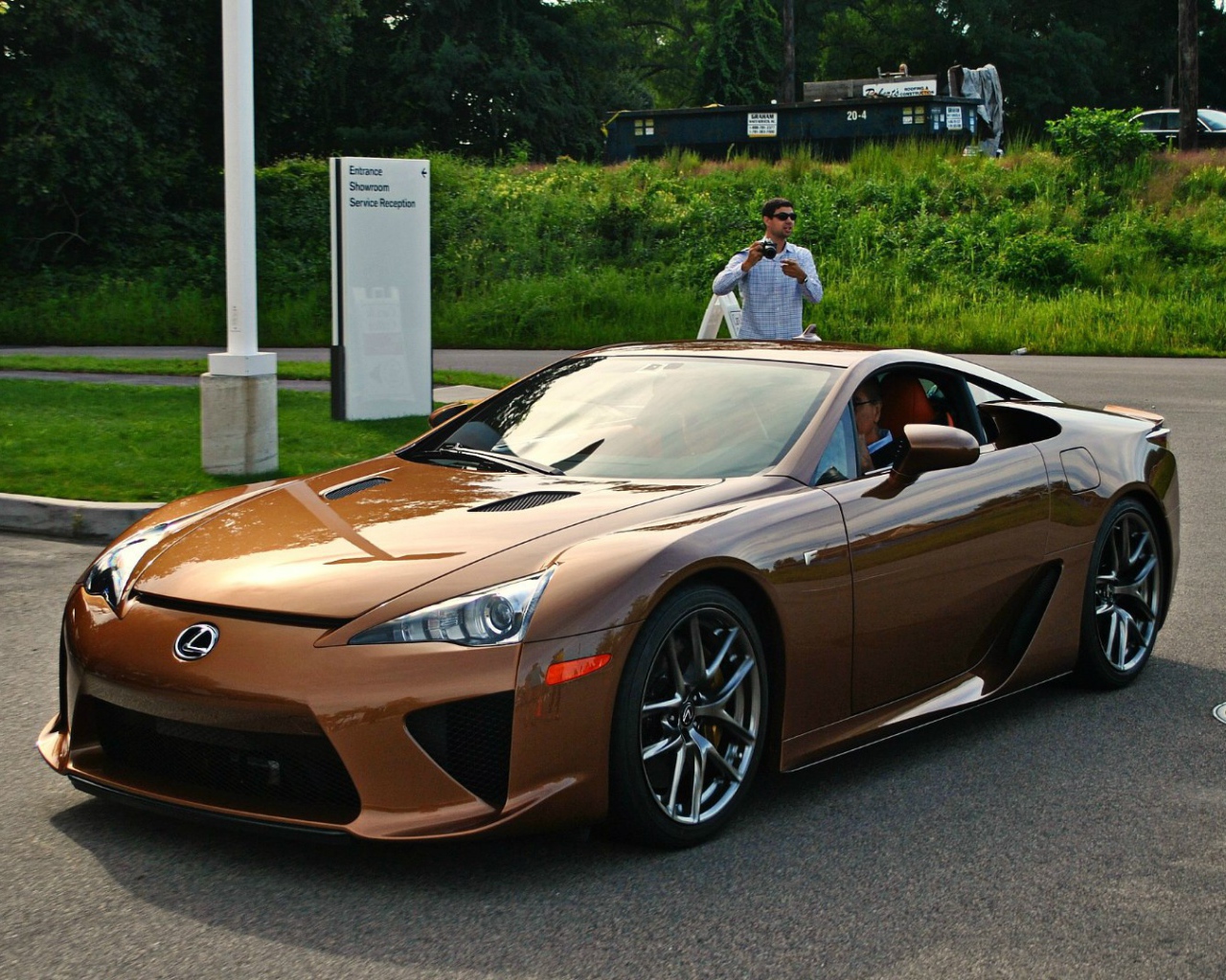 Коричневый автомобиль Lexus LFA