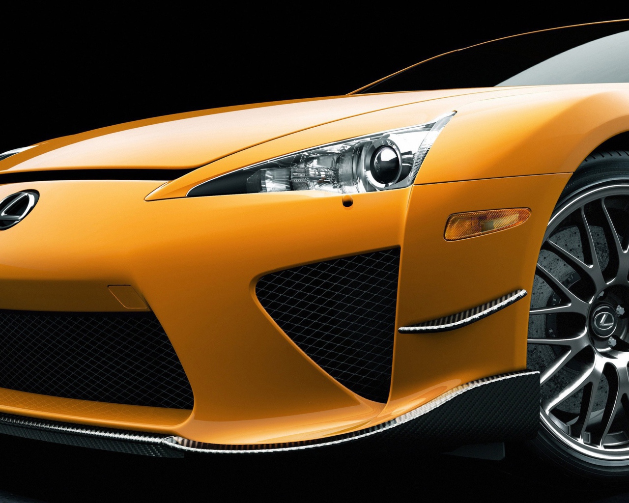 Перед оранжевого Лексуса