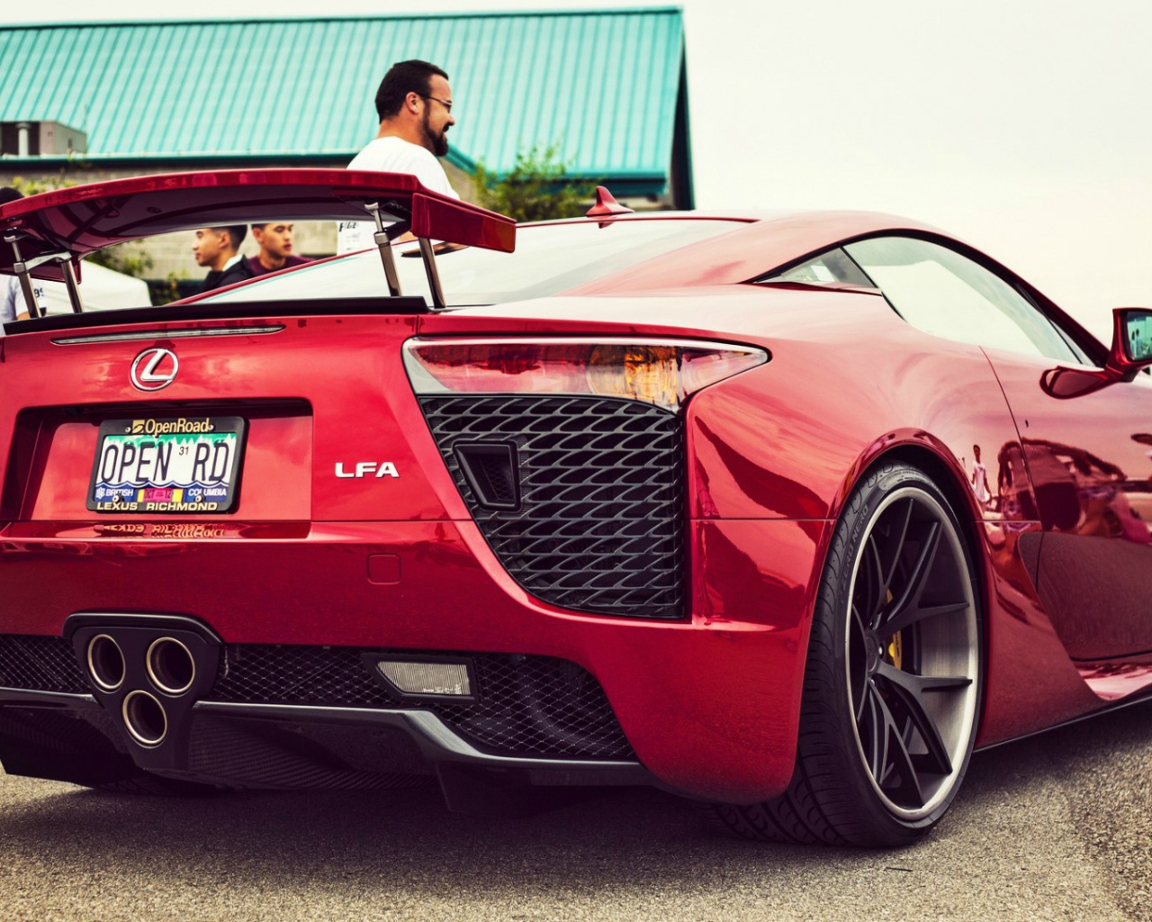 Красный Lexus LFA