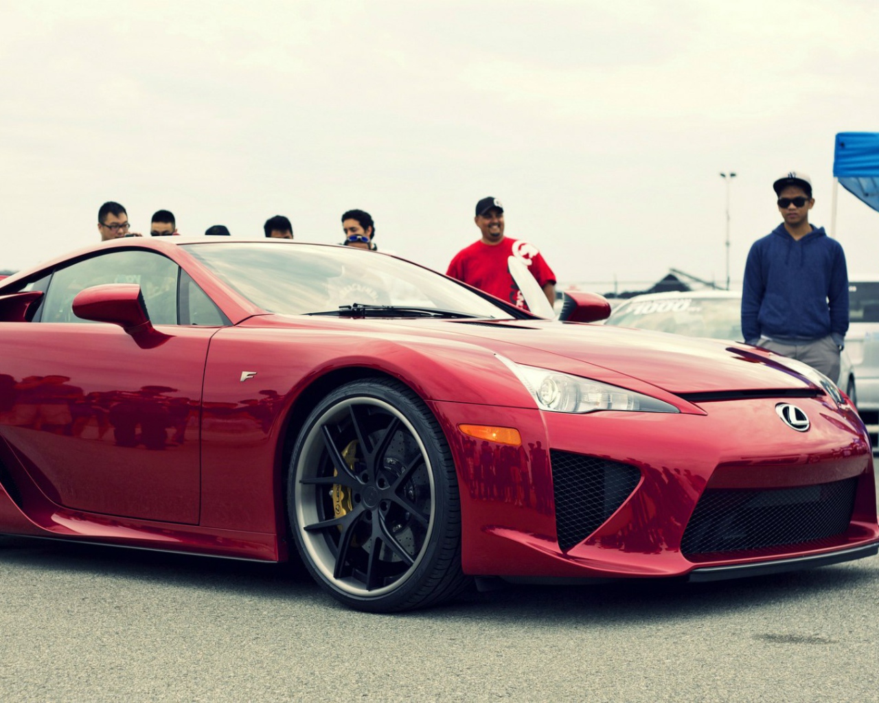 Красный автомобиль Lexus LFA