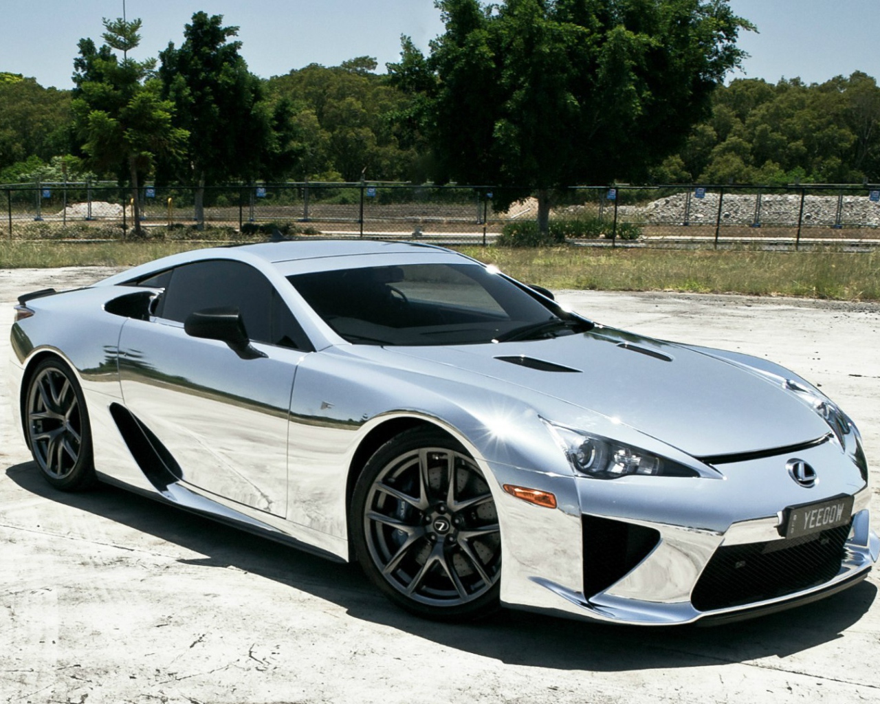 Серебристый автомобиль Lexus LFA