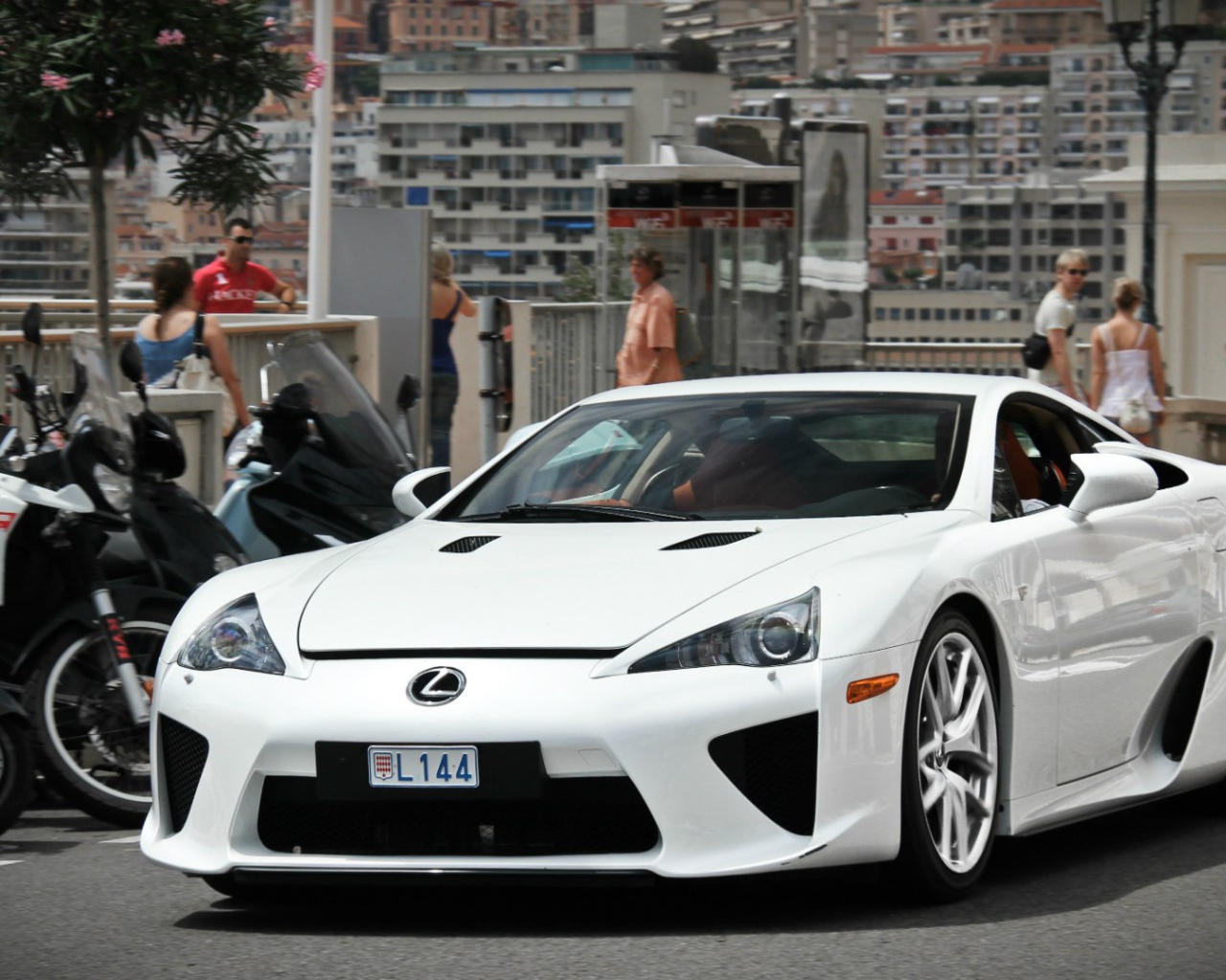 Белый автомобиль Lexus LFA