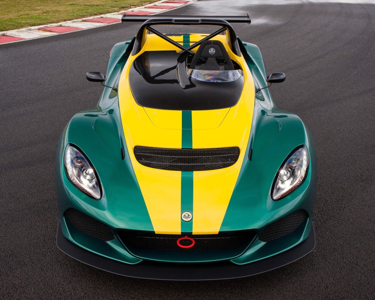 Гоночный Lotus 3-Eleven на автодроме