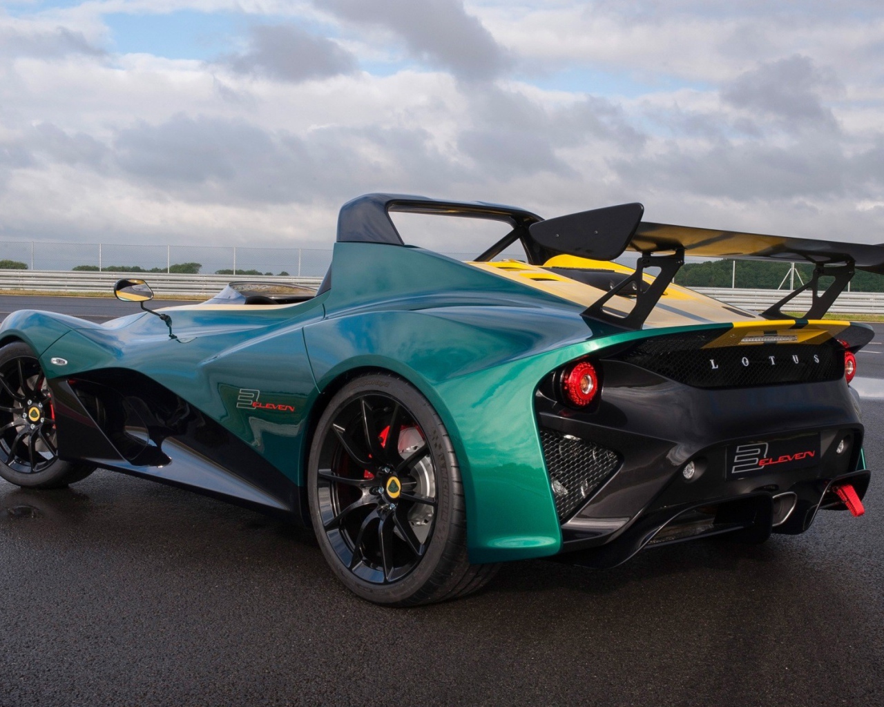 Спортивный Lotus 3-Eleven на автодроме