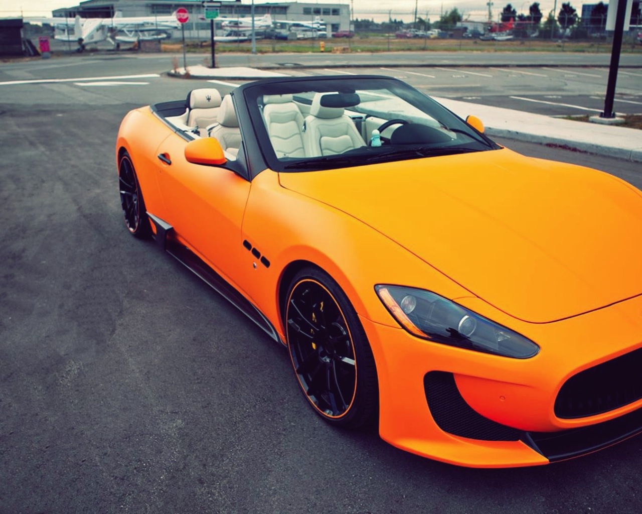 Красивый оранжевый кабриолет Maserati