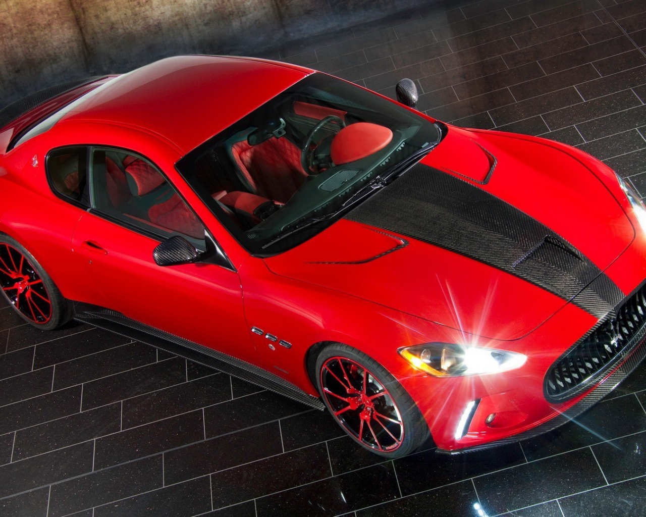 Красивый красный автомобиль Maserati