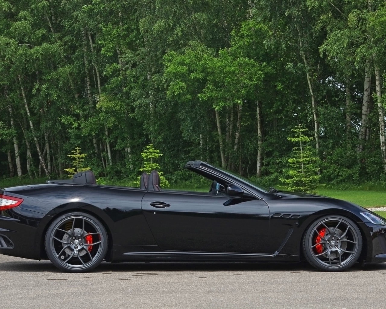 Черный кабриолет Maserati на фоне леса
