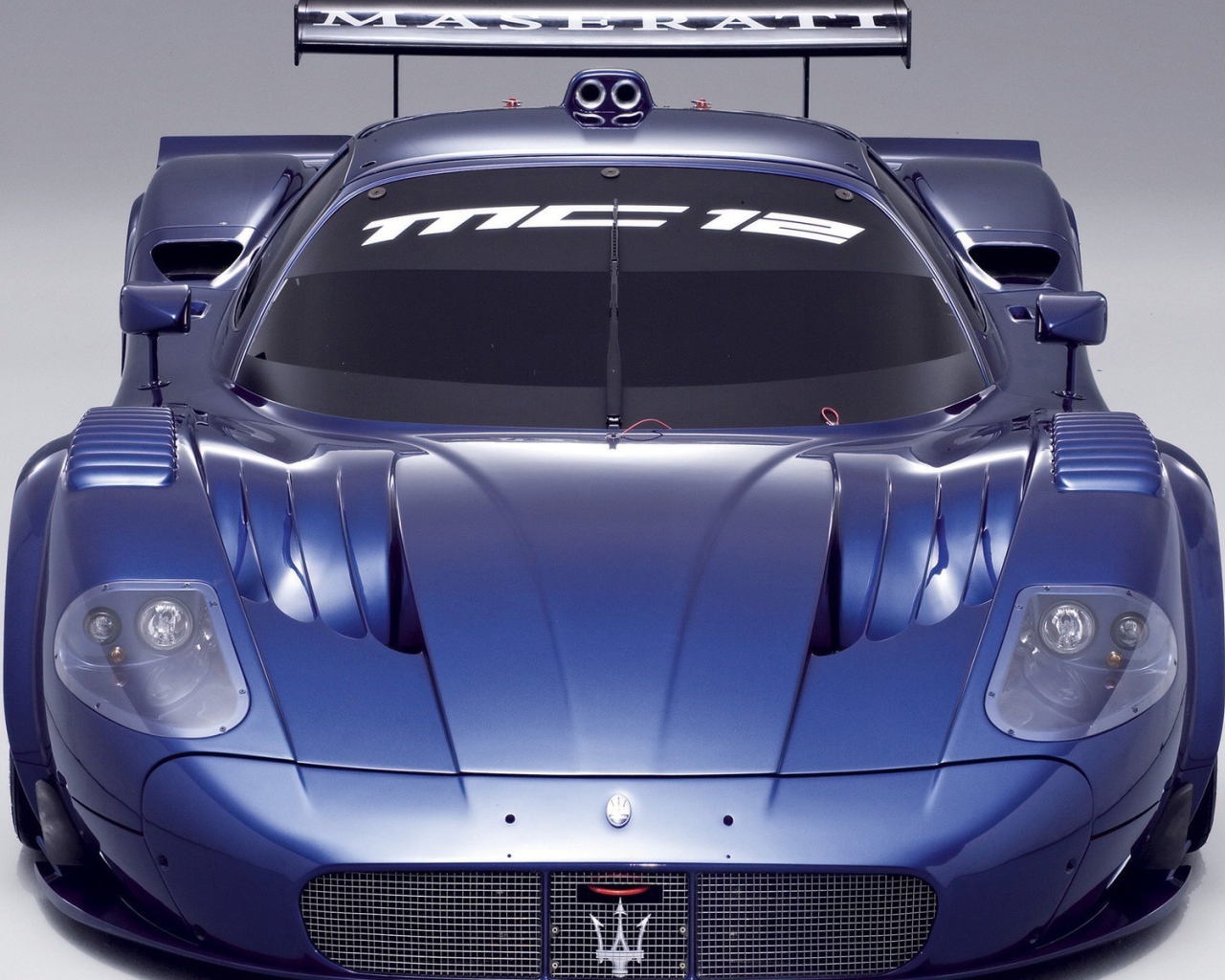 Голубой спортивный Maserati