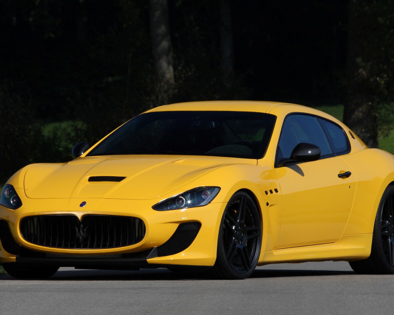 Вид спереди на желтый Maserati