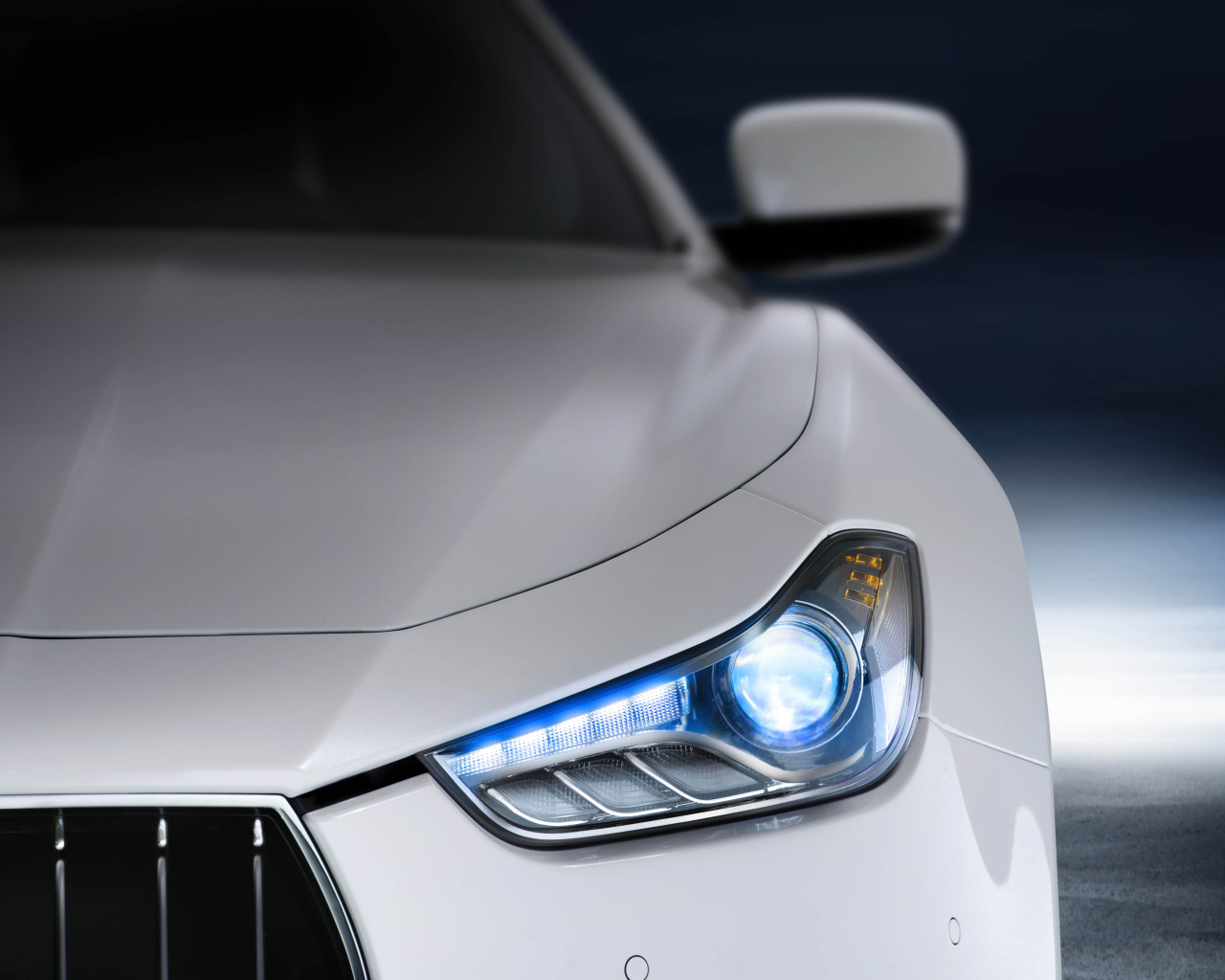 Передняя фара авто Maserati