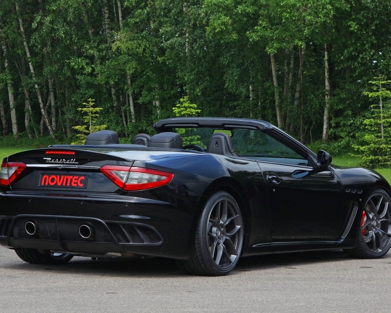 Кабриолет Maserati на фоне леса