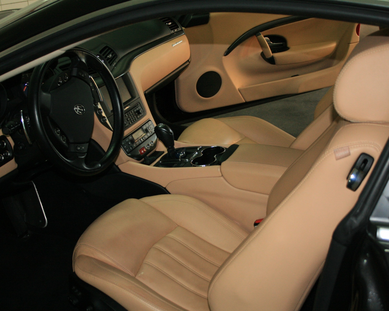 Роскошный салон автомобиля Maserati