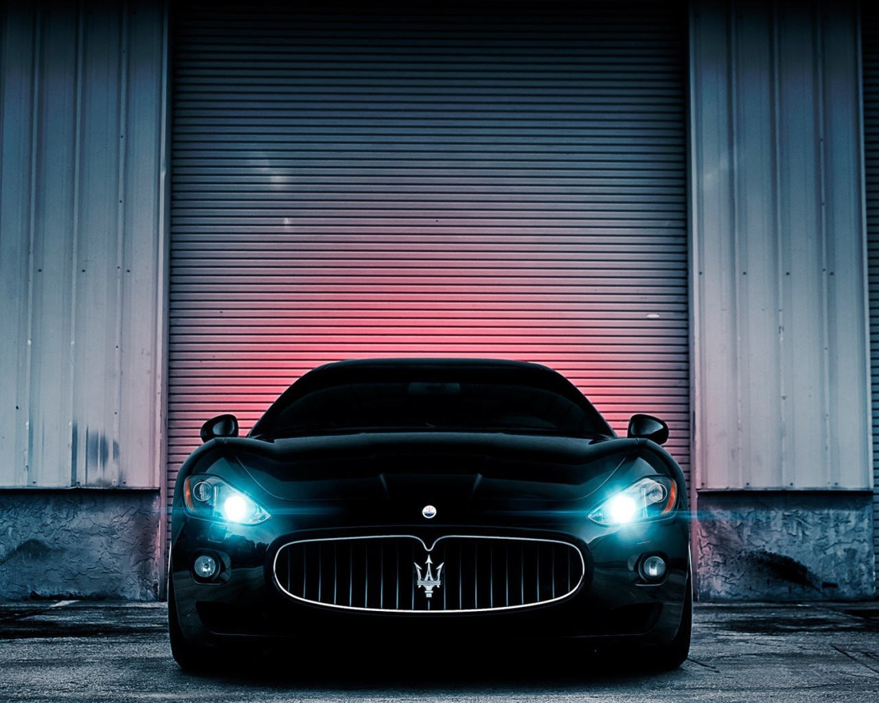 Неоновые фары черного Maserati