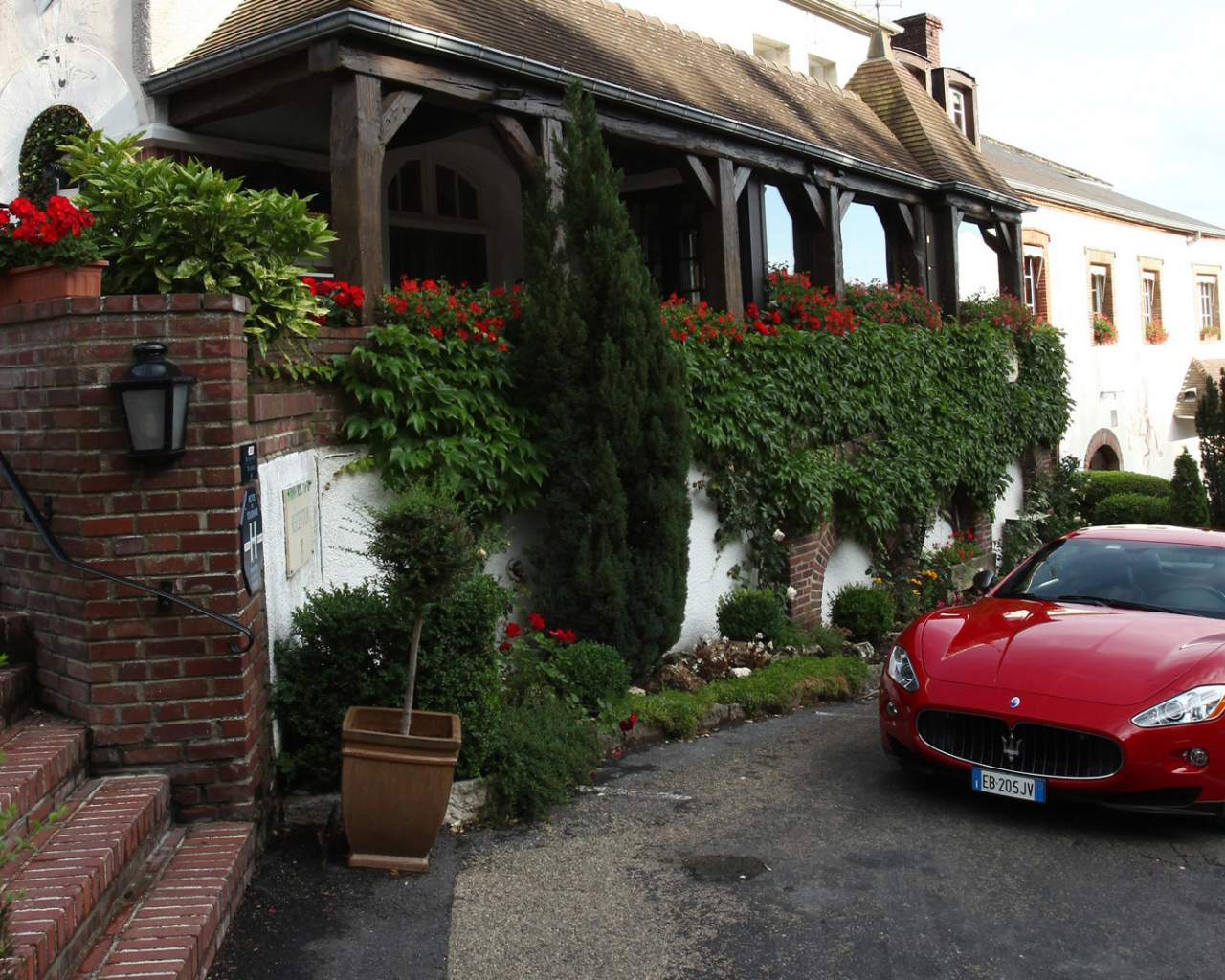 Красный Maserati у загородной виллы