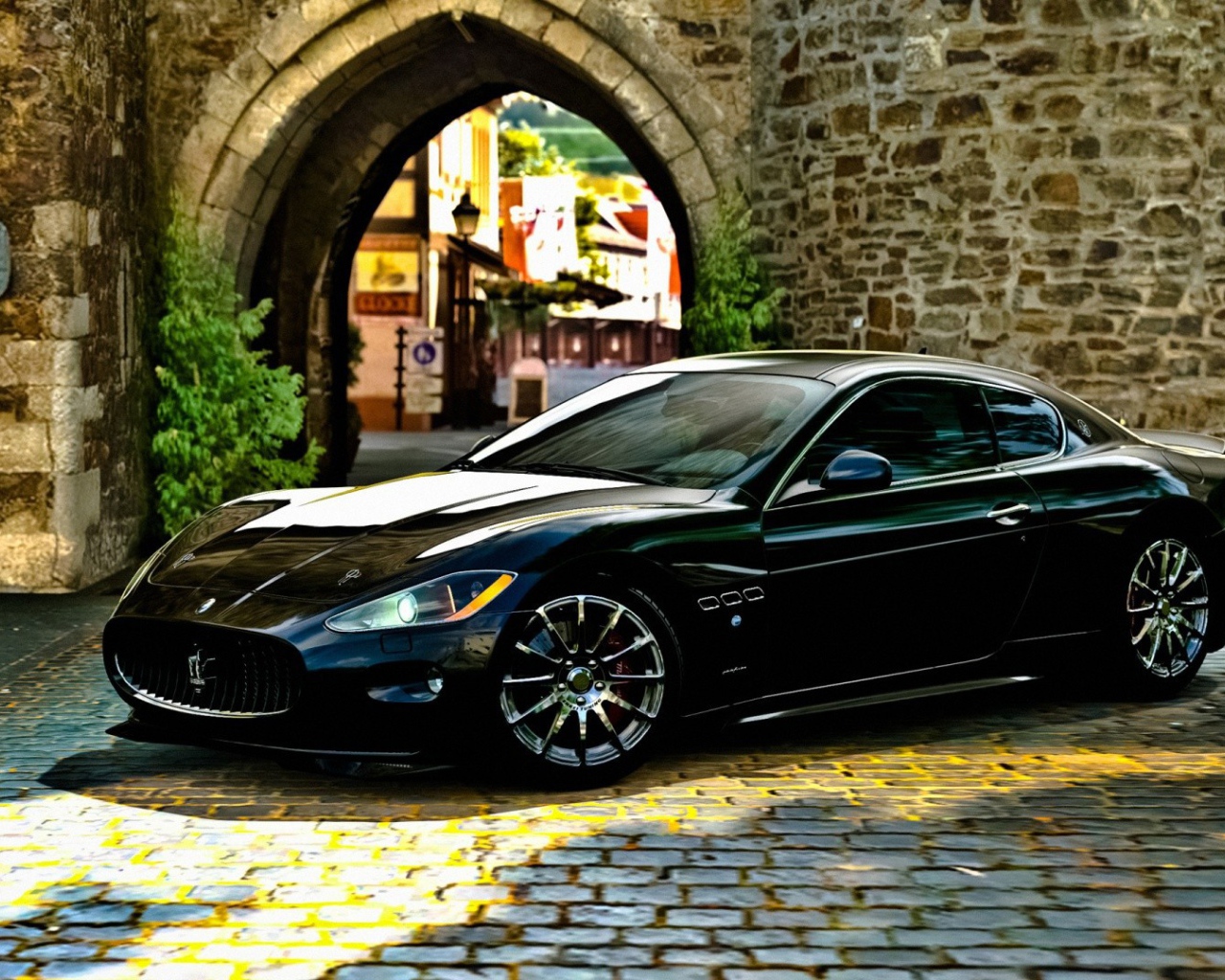 Стильный черный автомобиль Maserati