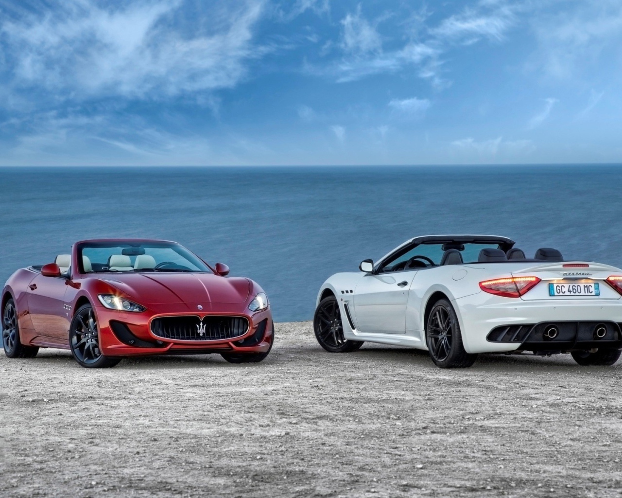 Два автомобиля марки Maserati на берегу моря