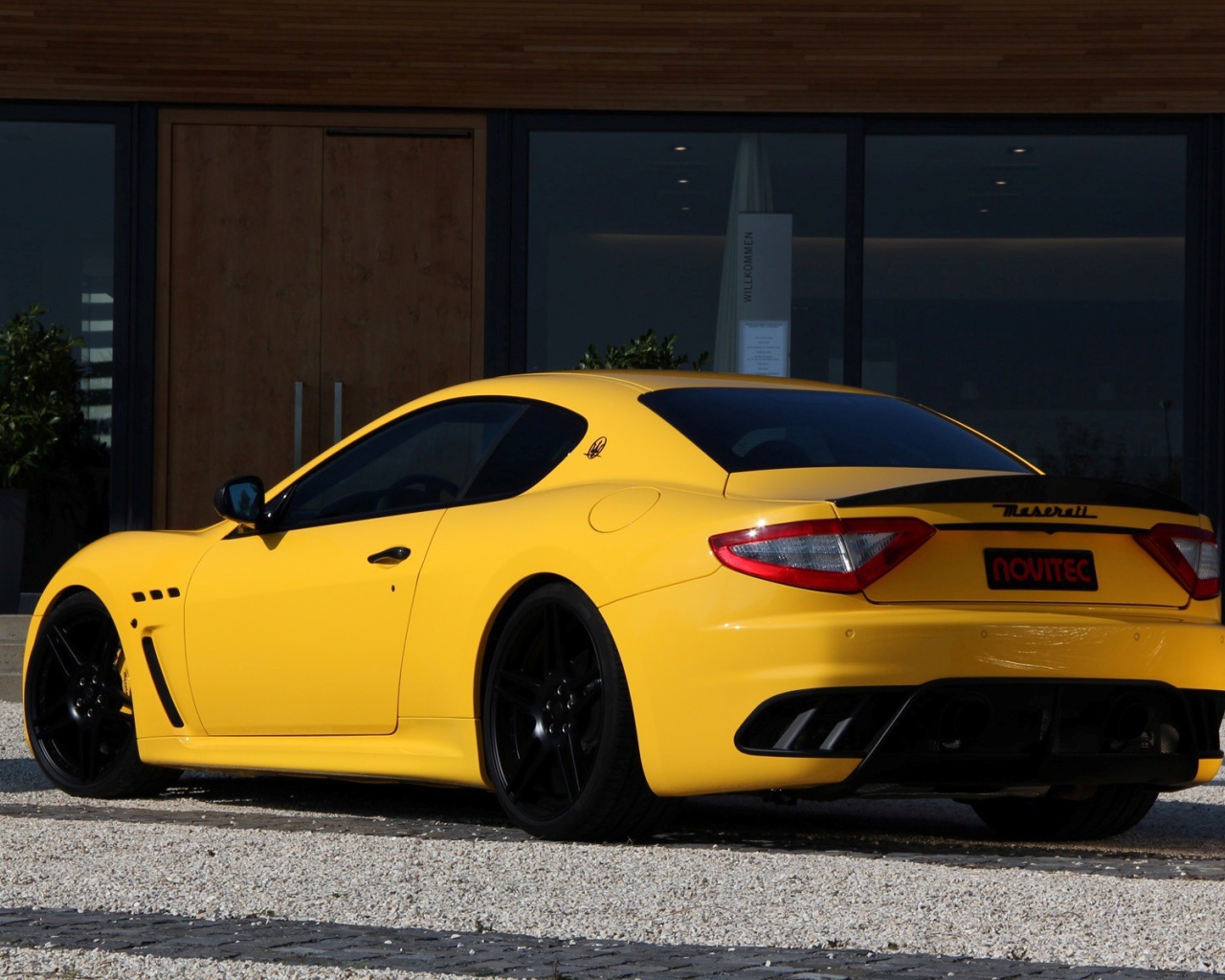 Желтый Maserati, вид сзади