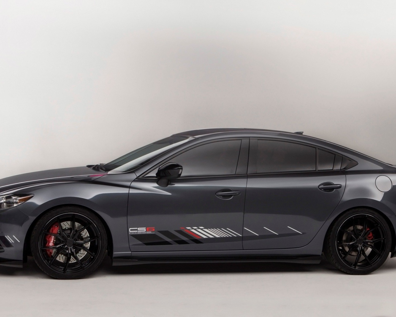 Черный автомобиль Mazda CS6