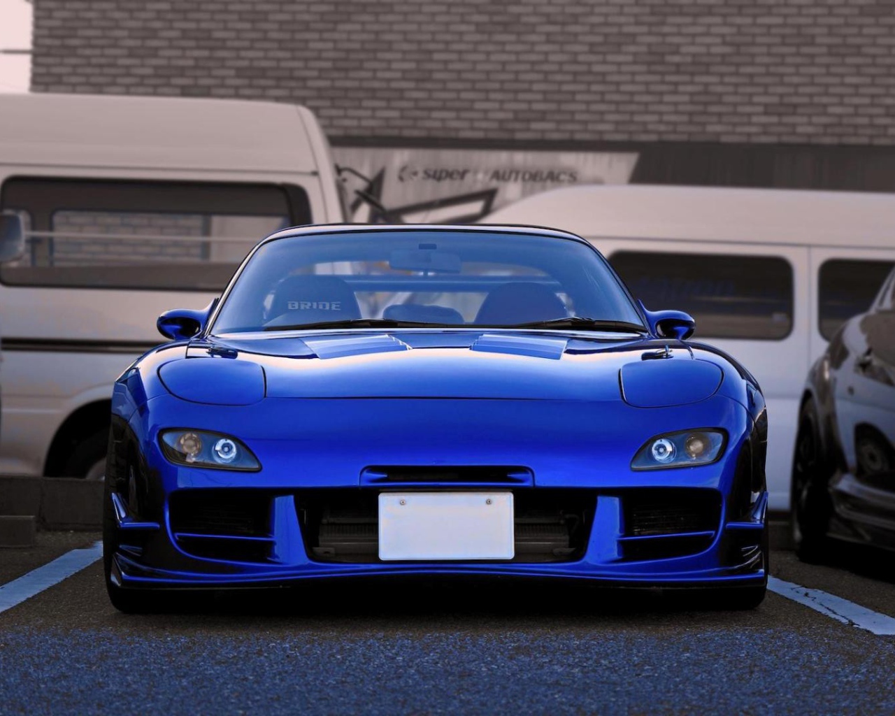 Голубая Mazda RX-7 на парковке