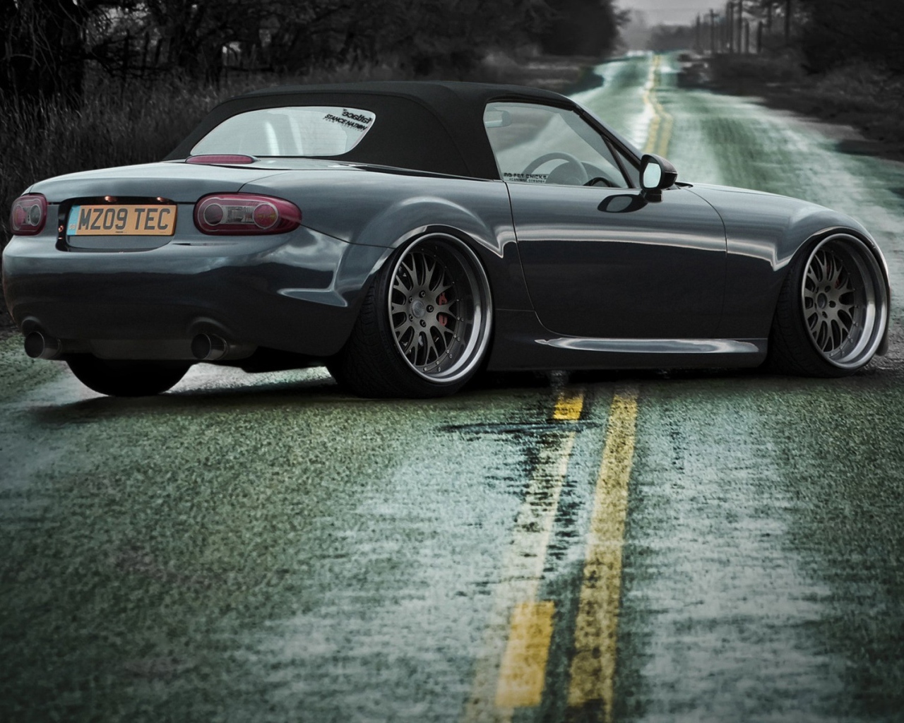 Автомобиль Mazda MX-5 стоит поперек шоссе