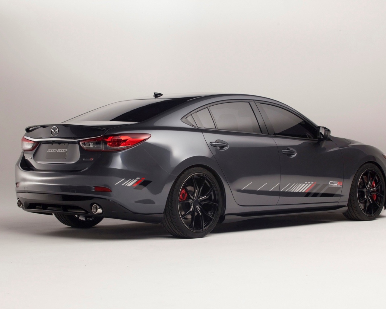 Концепт Mazda CS6 черного цвета