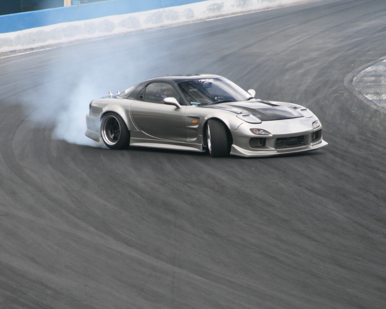 Дрифт серебристой Mazda RX-7