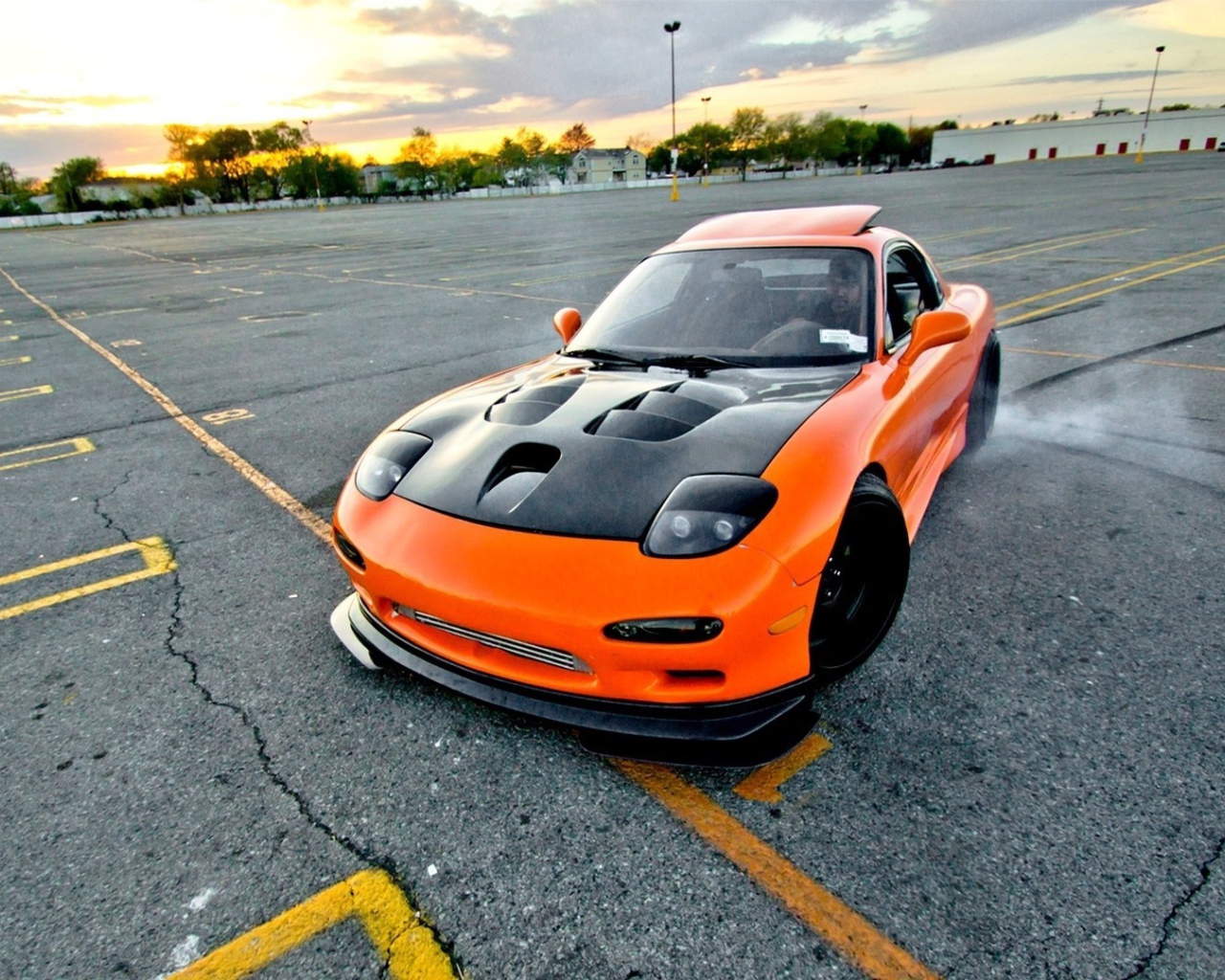 Оранжевая Mazda RX-7 с черным капотом